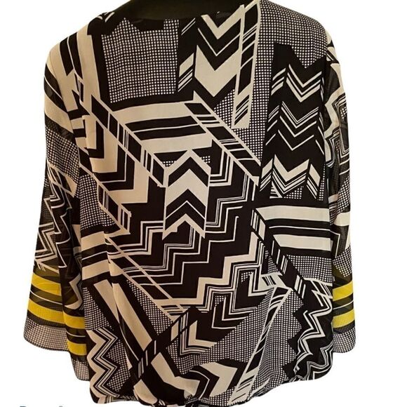 Gorgeous Woman’s Blouse! 1X  - Picture 3 of 3